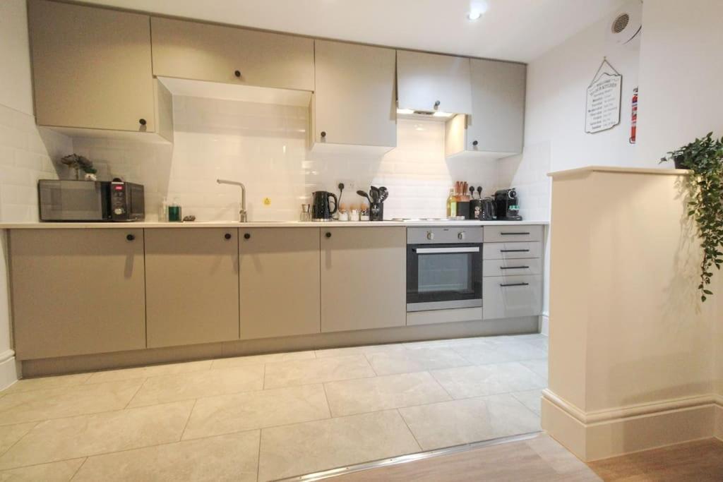 Spacious 1 Bed Apartment 1 Minute Walk From Square 노팅엄 외부 사진