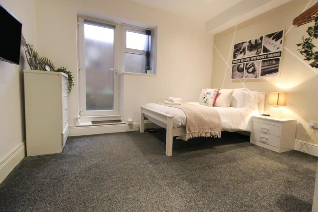 Spacious 1 Bed Apartment 1 Minute Walk From Square 노팅엄 외부 사진