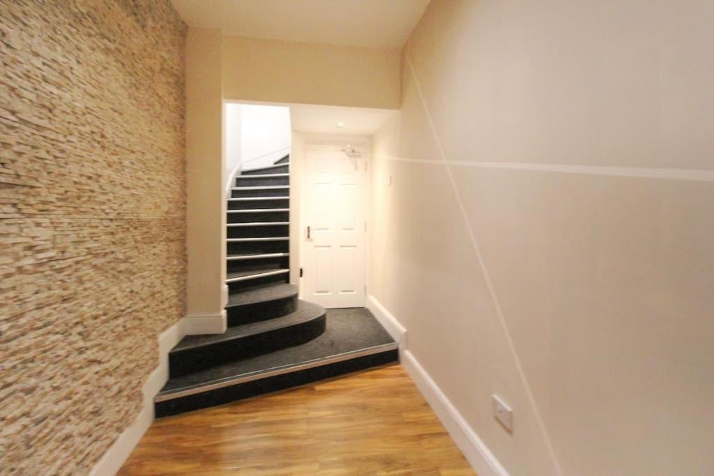 Spacious 1 Bed Apartment 1 Minute Walk From Square 노팅엄 외부 사진